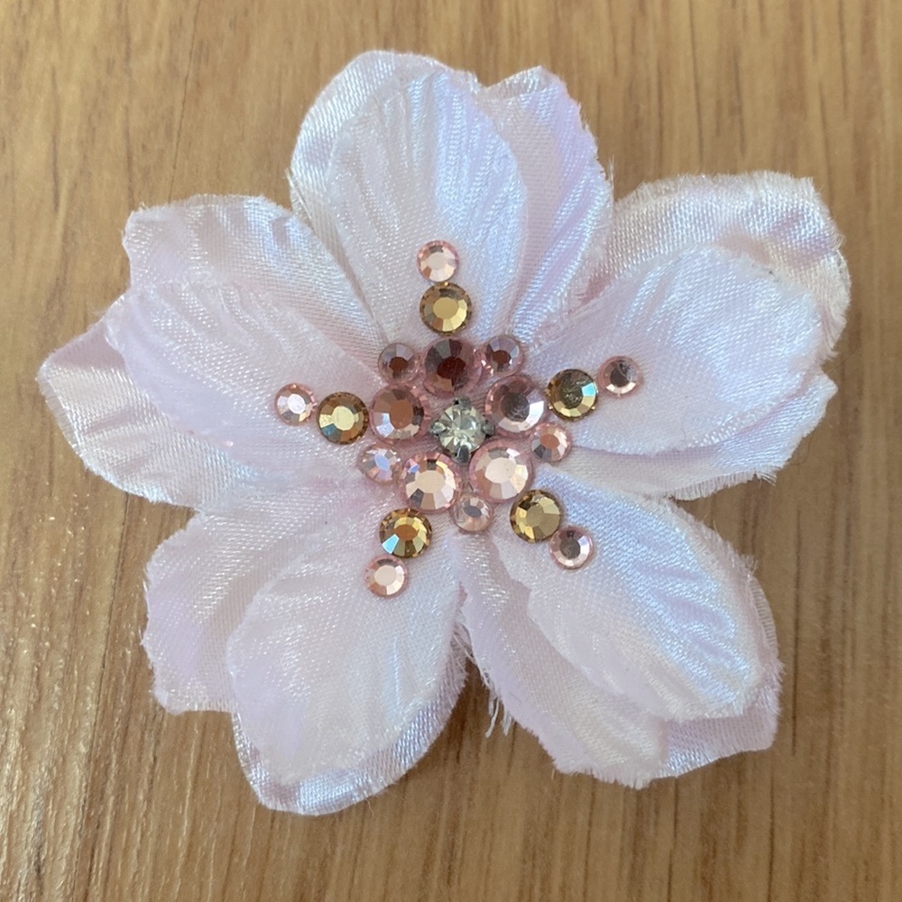 โค๏ธ Tarina Tarantino Rhinestone Clip Flower New in Box - Picture 2 of 4